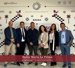 Kara Sardegna con Massimo Sanna, direttore commerciale di Santa Maria La Palma, e Maurizio Farina, agente della cantina.
