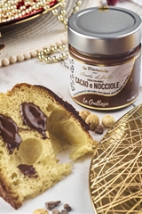 La Forneria di Pula Panettone ricoperto di cioccolato e pepite di Modica con vasetto di crema al cacao...
