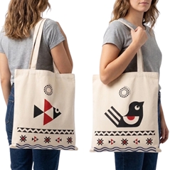 Donna con borsa in tela con pavoncella e uccellino